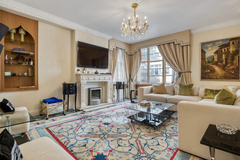45 Lowndes Square, London SW1X 2 bed flat to rent - £5,499 pcm (£1,269 pw)
