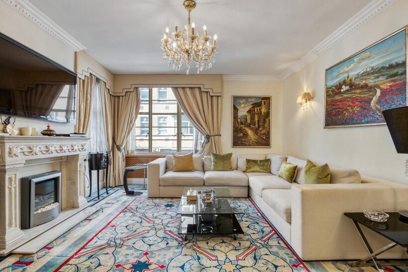 45 Lowndes Square, London SW1X 2 bed flat to rent - £5,499 pcm (£1,269 pw)