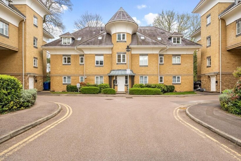 Century Court, Woking GU21 2 bed flat to rent - £1,650 pcm (£381 pw)