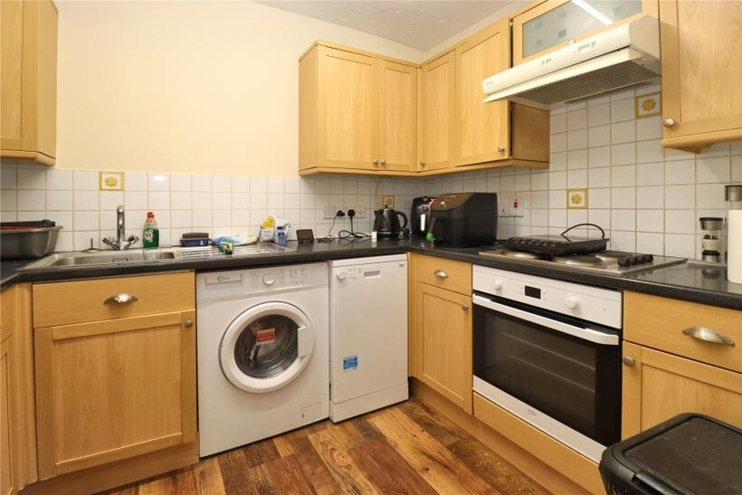 Century Court, Woking GU21 2 bed flat to rent - £1,650 pcm (£381 pw)