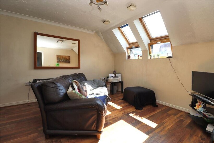 Century Court, Woking GU21 2 bed flat to rent - £1,650 pcm (£381 pw)