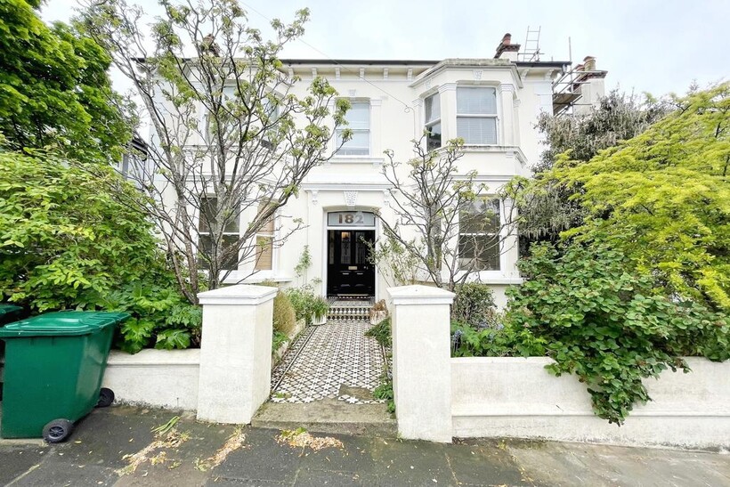 Springfield Road, Brighton BN1 2 bed flat to rent - £1,395 pcm (£322 pw)