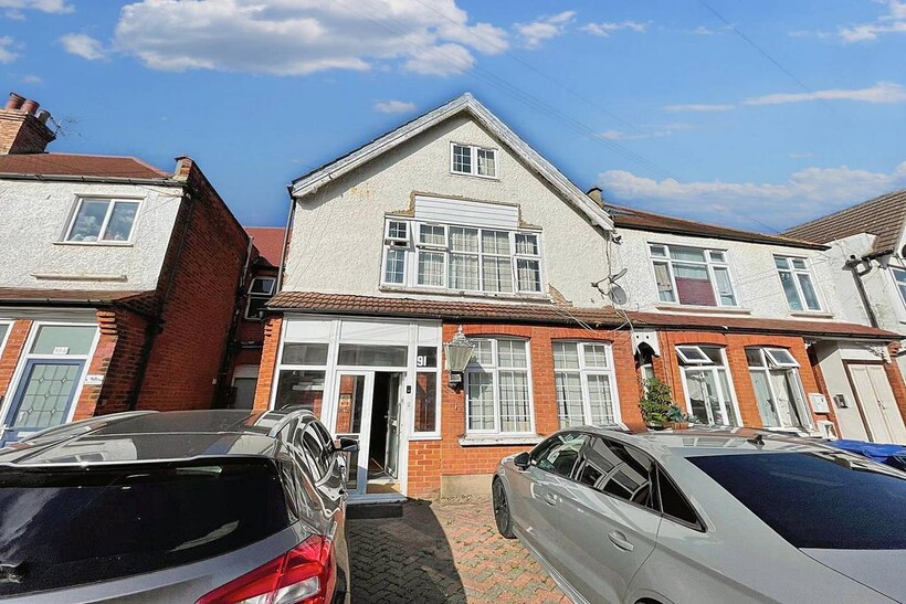 Welldon Crescent, Harrow HA1 5 bed semi-detached house to rent - £5,749 pcm (£1,327 pw)