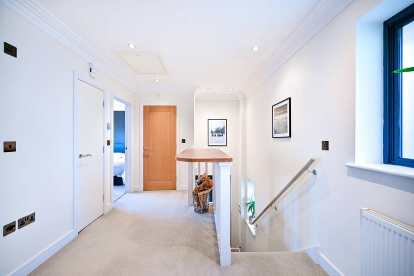 Church Grove, Hampton Wick, Kingston... 1 bed flat to rent - £3,315 pcm (£765 pw)