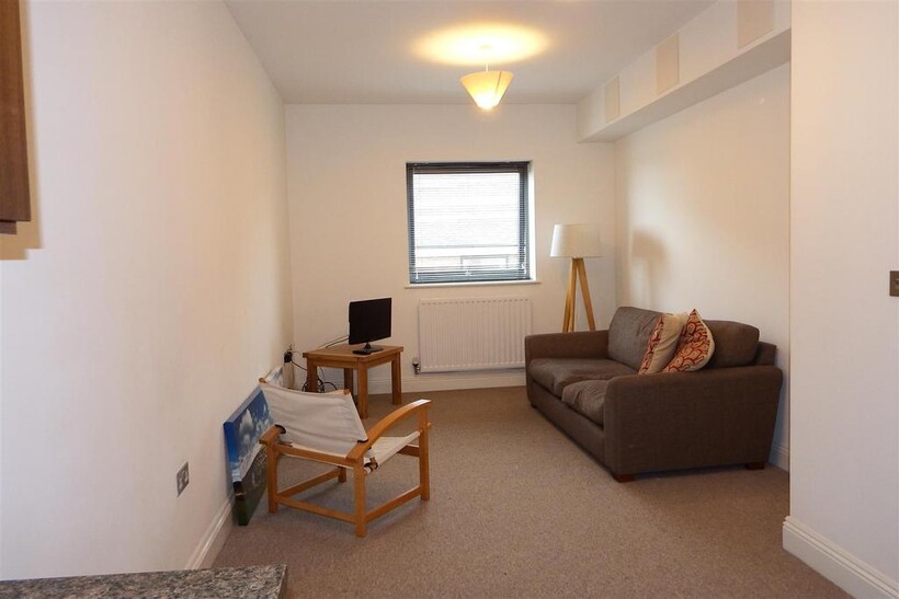 Clarence Street, Yeovil BA20 1 bed flat to rent - £700 pcm (£162 pw)