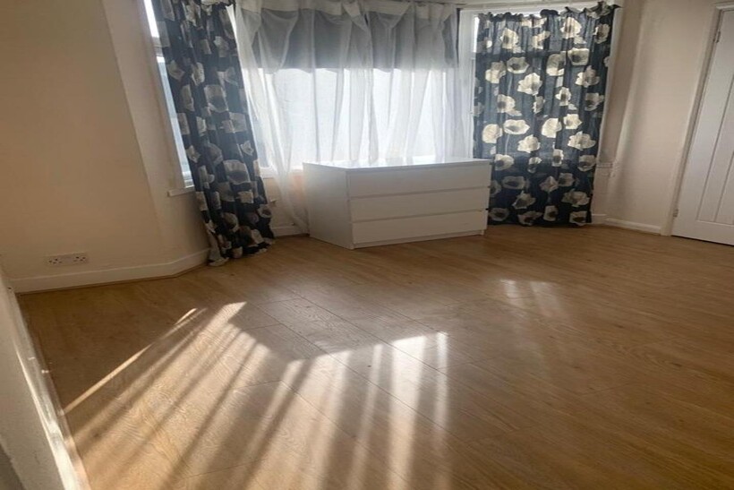 Hillborough Road, Luton LU1 5 bed detached house to rent - £2,100 pcm (£485 pw)