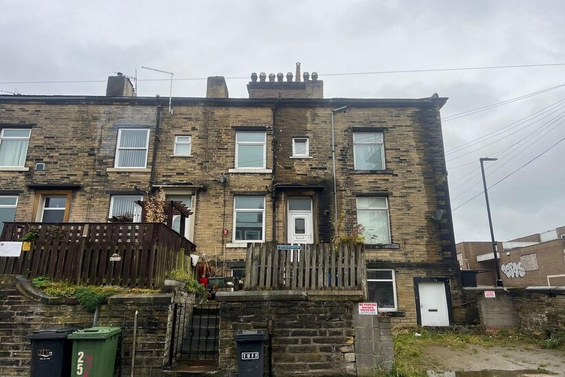 St. James Road, Halifax HX1 2 bed terraced house to rent - £725 pcm (£167 pw)
