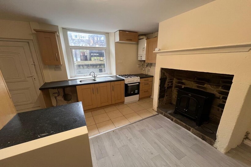 St. James Road, Halifax HX1 2 bed terraced house to rent - £725 pcm (£167 pw)