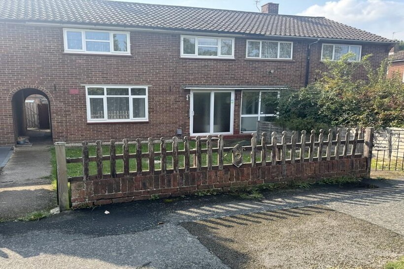 Wakehurst Path, Woking GU21 3 bed terraced house to rent - £2,000 pcm (£462 pw)