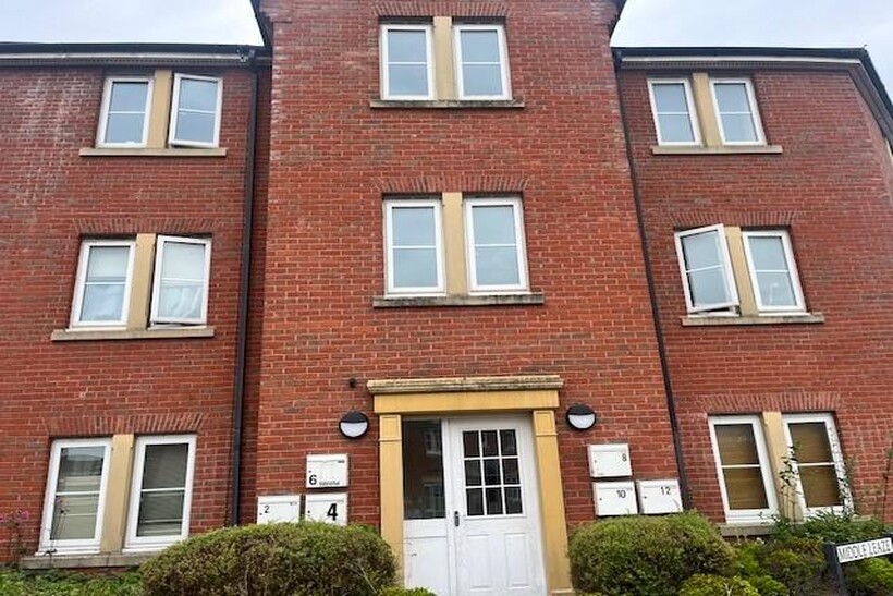 Middlefield Road, Chippenham SN14 2 bed apartment to rent - £950 pcm (£219 pw)