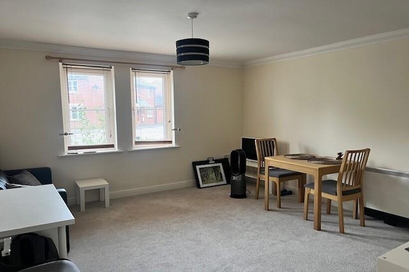 Middlefield Road, Chippenham SN14 2 bed apartment to rent - £950 pcm (£219 pw)