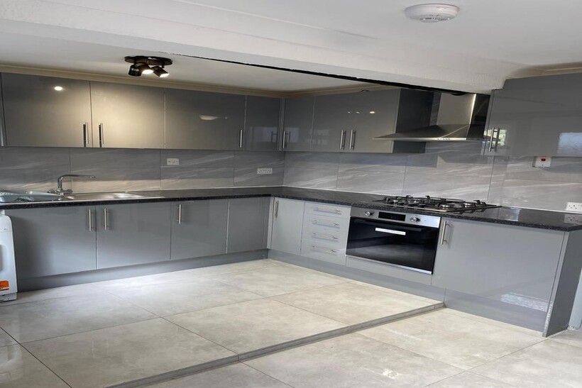 Burwash Road, London, SE18 3 bed block of apartments to rent - £2,600 pcm (£600 pw)