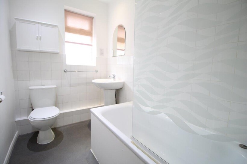 West End Road, Ruislip HA4 2 bed maisonette to rent - £1,595 pcm (£368 pw)