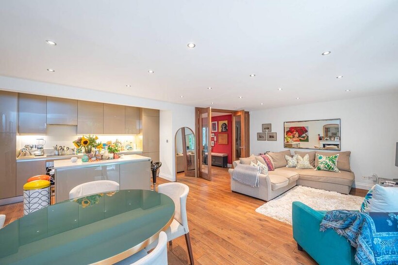 Buckland Crescent, Belsize Park... 2 bed flat to rent - £6,500 pcm (£1,500 pw)