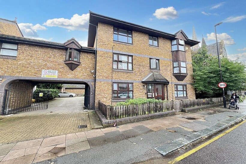 Courthill Road, London SE13 2 bed flat to rent - £1,550 pcm (£358 pw)