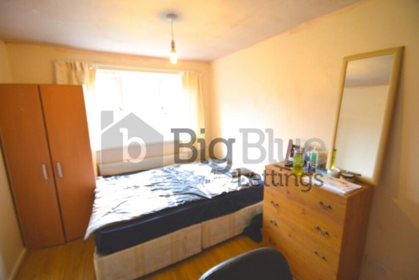 Consort View, Hyde Park, Leeds LS3 3 bed terraced house to rent - £1,235 pcm (£285 pw)