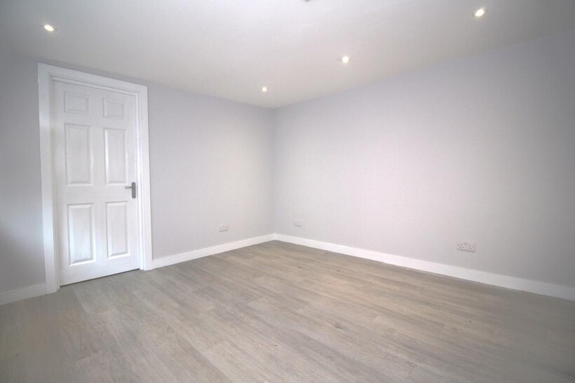 Queens Avenue, Watford WD18 1 bed ground floor flat to rent - £1,295 pcm (£299 pw)