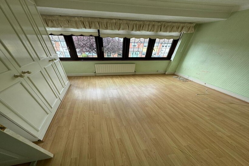 Saunton Road, Hornchurch RM12 3 bed terraced house to rent - £2,200 pcm (£508 pw)