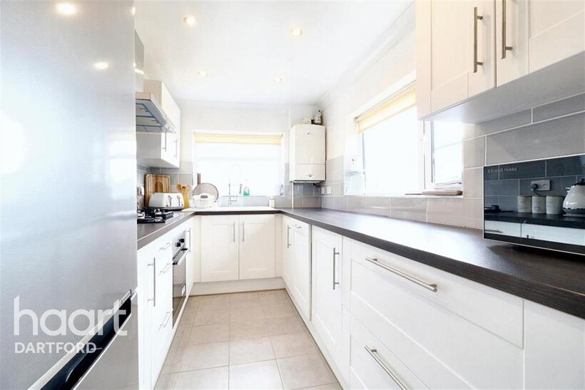 Hedge Place Road, DA9 2 bed terraced house to rent - £1,550 pcm (£358 pw)