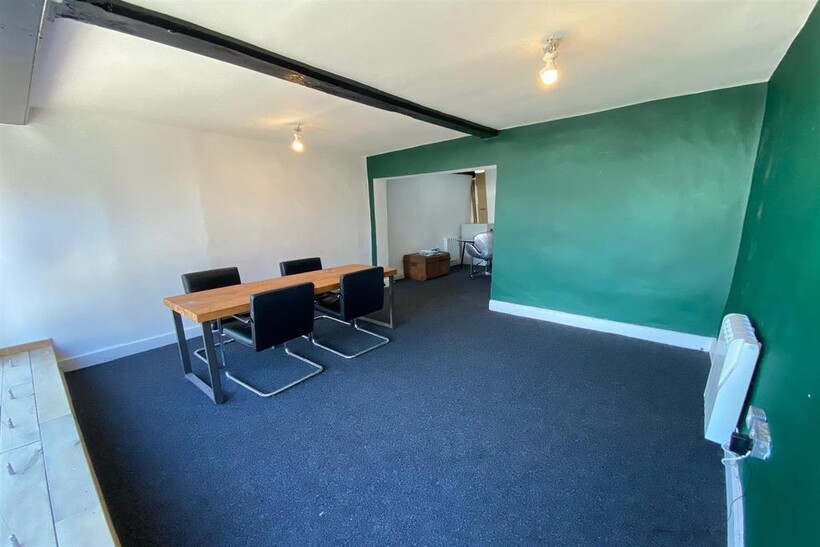 Market Place, Ashbourne DE6 Property to rent - £300 pcm (£69 pw)