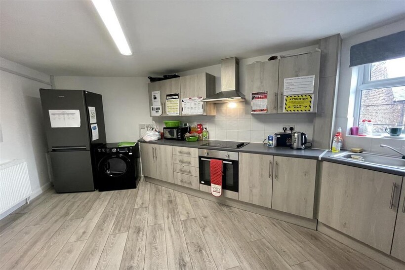 Brighton Grove, Newcastle Upon Tyne 3 bed flat to rent - £1,550 pcm (£358 pw)