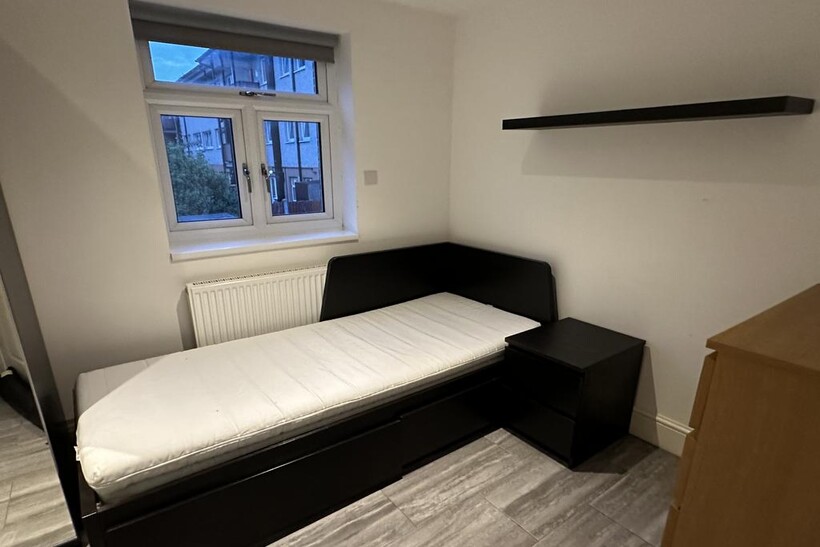 Alpha Grove, London E14 1 bed in a house share to rent - £850 pcm (£196 pw)