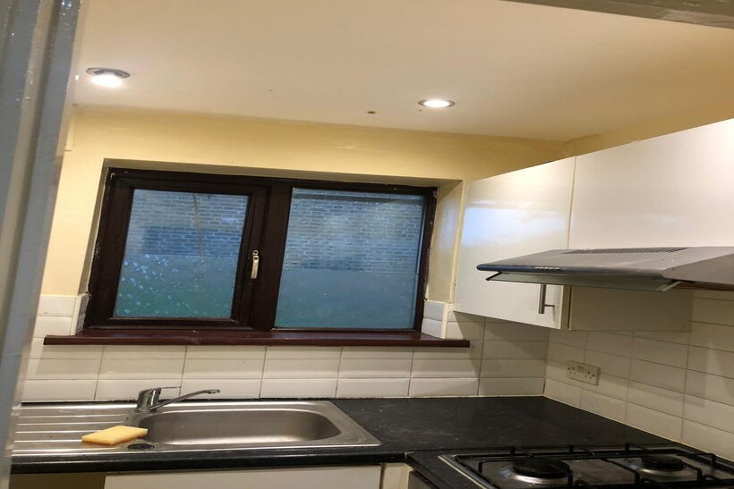 Holly Road, London E11 1 bed flat to rent - £1,350 pcm (£312 pw)