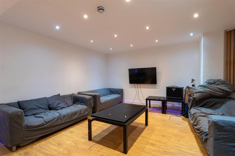 Queens Road, Hyde Park, Leeds 8 bed house to rent - £5,027 pcm (£1,160 pw)