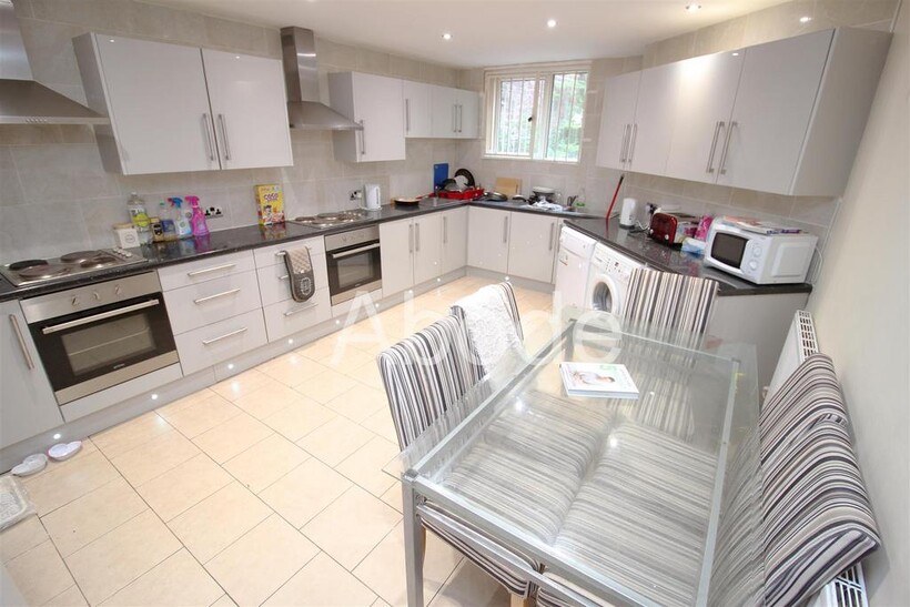 Regent Park Terrace, Hyde Park, Leeds 9 bed house to rent - £4,485 pcm (£1,035 pw)