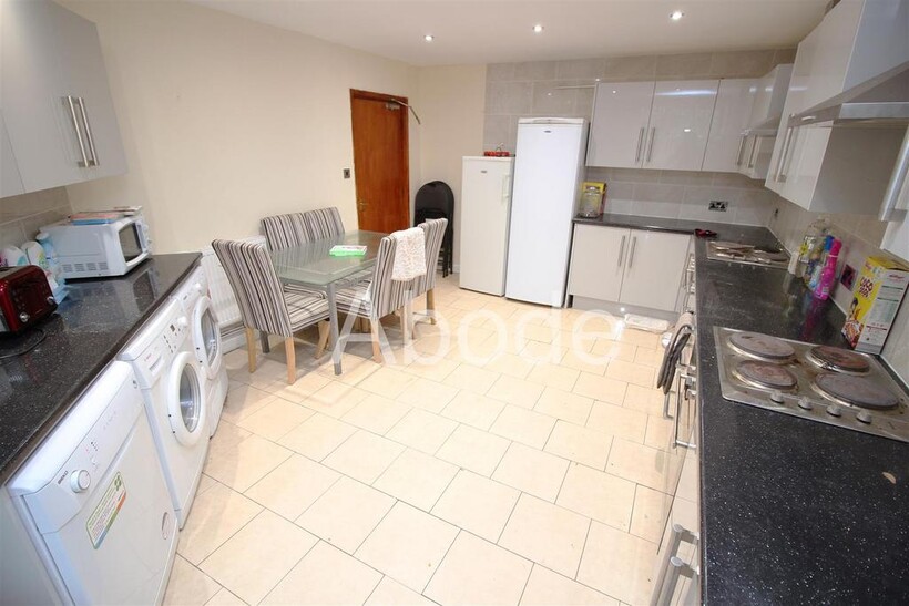 Regent Park Terrace, Hyde Park, Leeds 9 bed house to rent - £4,485 pcm (£1,035 pw)