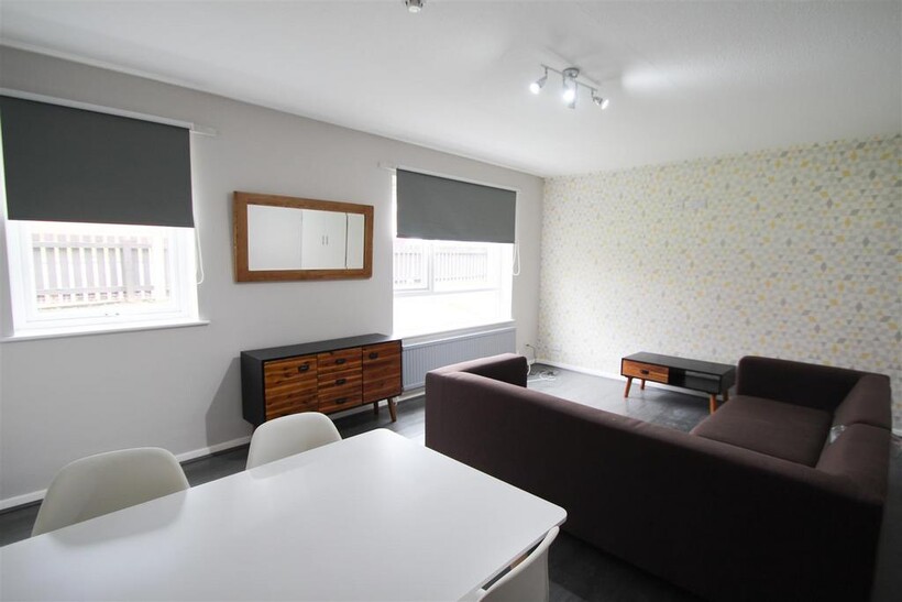Westfield Court, Westfield Road, Hyde... 4 bed apartment to rent - £1,993 pcm (£460 pw)