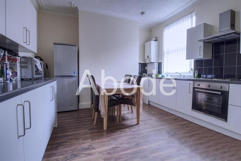 Hessle View, Hyde Park, Leeds 4 bed house to rent - £2,340 pcm (£540 pw)