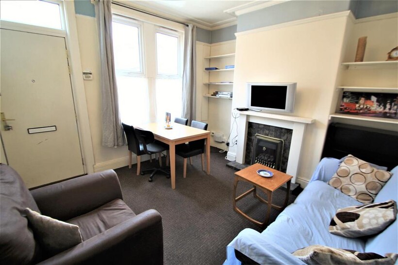 Burley Lodge Road, Hyde Park, Leeds... 4 bed terraced house to rent - £2,132 pcm (£492 pw)