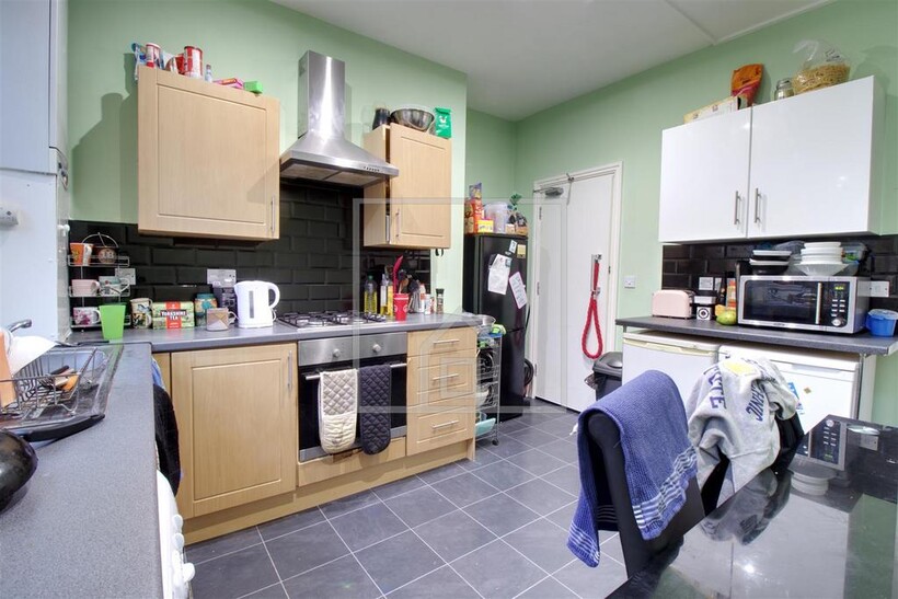 Welton Place, Hyde Park, Leeds 5 bed house to rent - £2,817 pcm (£650 pw)