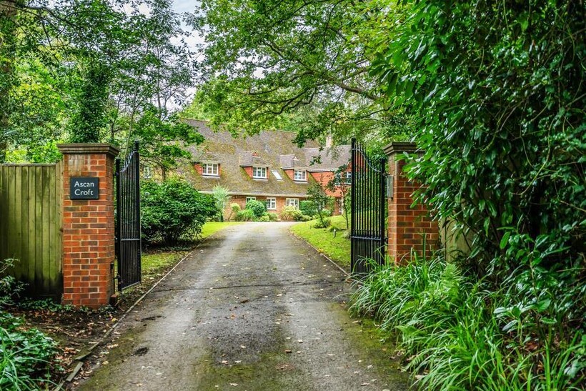 Church Road, Woking GU21 8 bed detached house to rent - £12,000 pcm (£2,769 pw)