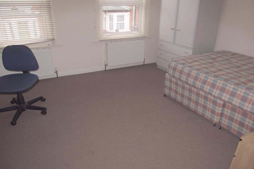 Bishops Road, Reading RG6 6 bed terraced house to rent - £3,090 pcm (£713 pw)