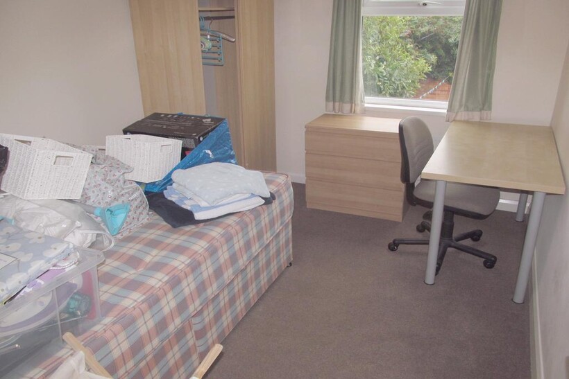 Bishops Road, Reading RG6 6 bed terraced house to rent - £3,090 pcm (£713 pw)