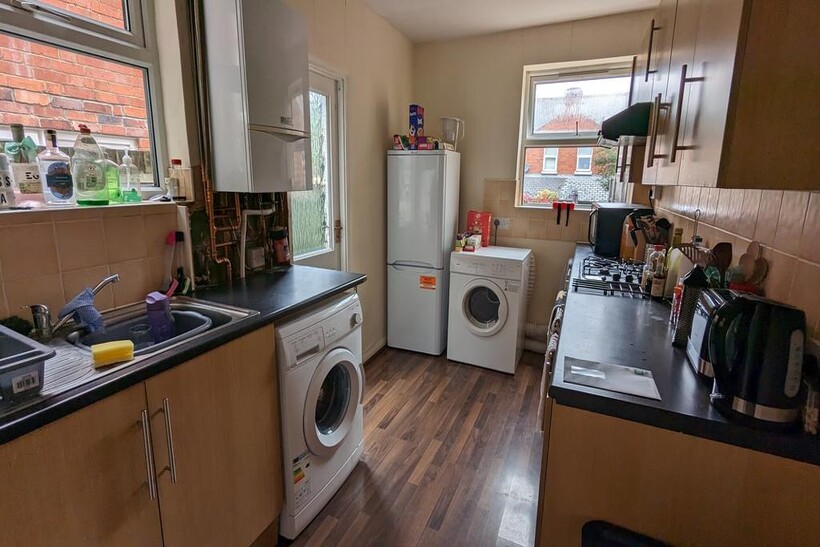 Auckland Road, Reading RG6 3 bed terraced house to rent - £1,725 pcm (£398 pw)
