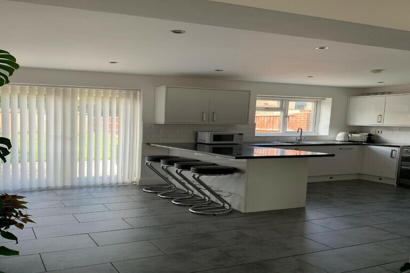 Kings Avenue, Greenford UB6 3 bed semi-detached house to rent - £2,500 pcm (£577 pw)