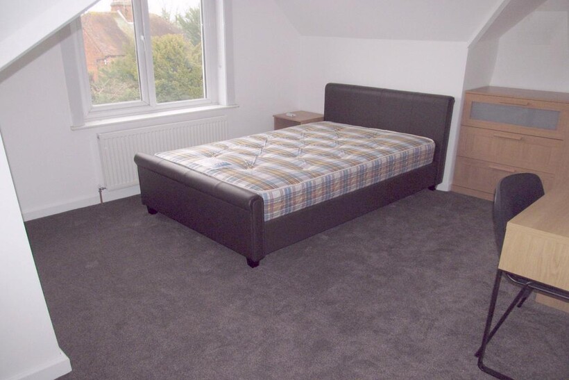 Christchurch Road, Reading RG2 4 bed flat to rent - £2,200 pcm (£508 pw)