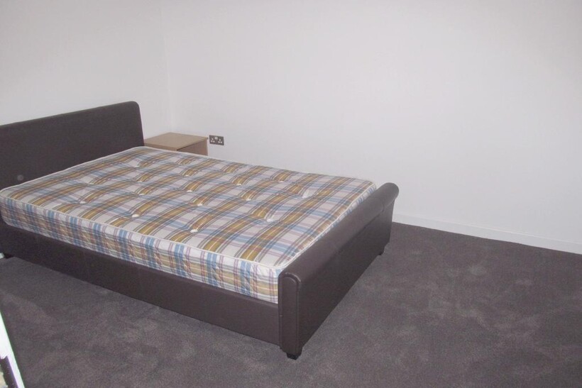 Christchurch Road, Reading RG2 4 bed flat to rent - £2,200 pcm (£508 pw)