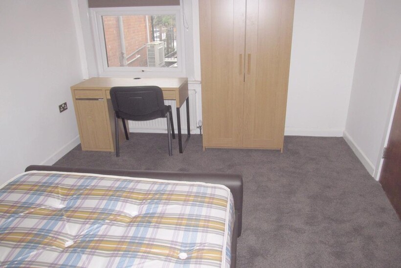 Christchurch Road, Reading RG2 4 bed flat to rent - £2,200 pcm (£508 pw)