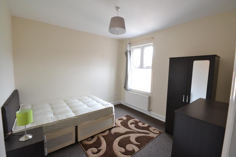 Pine Road, London NW2 1 bed in a flat share to rent - £765 pcm (£177 pw)