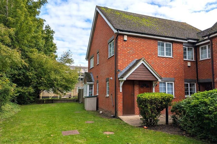Canal Bank Mews, Woking GU21 3 bed end of terrace house to rent - £1,999 pcm (£461 pw)