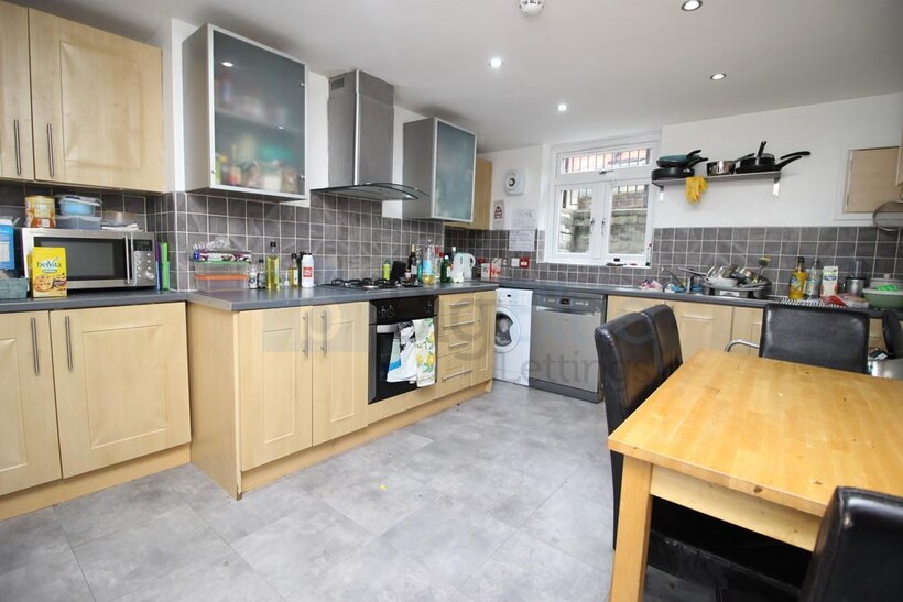 50 Chestnut Avenue, Hyde Park, Leeds LS6 7 bed terraced house to rent - £4,671 pcm (£1,078 pw)