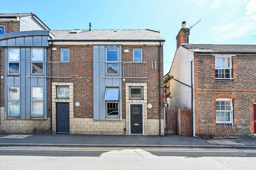 Walnut Tree Close, Guildford, GU1 3 bed end of terrace house to rent - £4,000 pcm (£923 pw)