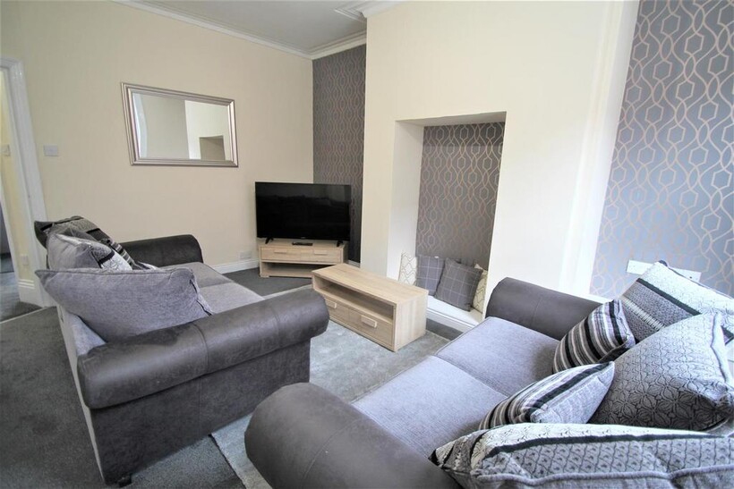 Headingley Avenue, Headingley, Leeds... 5 bed terraced house to rent - £2,708 pcm (£625 pw)