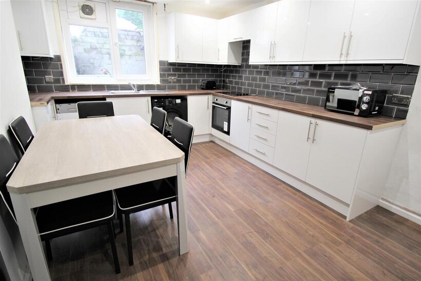 Headingley Avenue, Headingley, Leeds... 5 bed terraced house to rent - £2,708 pcm (£625 pw)