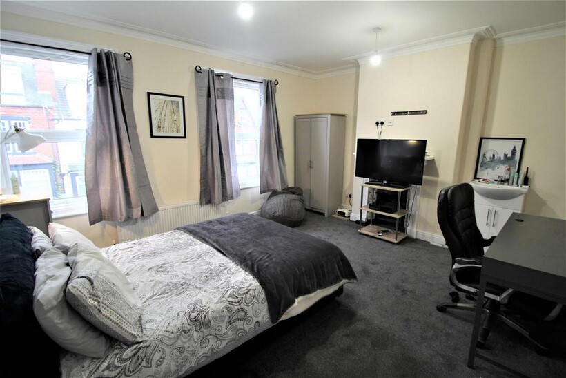 Headingley Avenue, Headingley, Leeds... 5 bed terraced house to rent - £2,708 pcm (£625 pw)