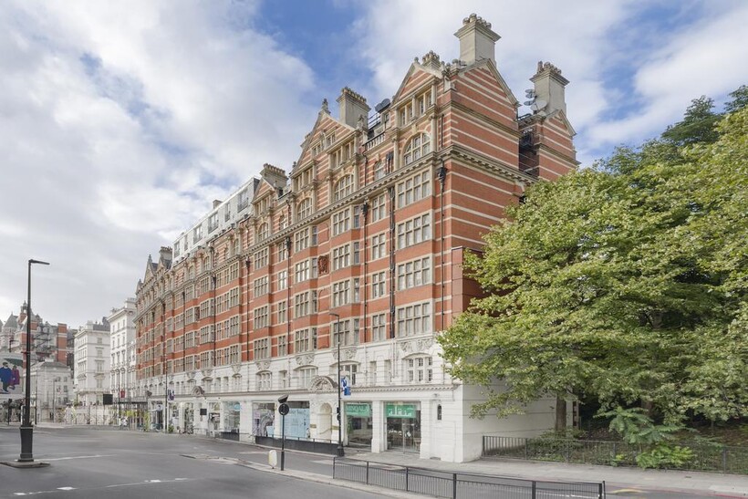 Parkside, London SW1X 3 bed flat to rent - £8,450 pcm (£1,950 pw)